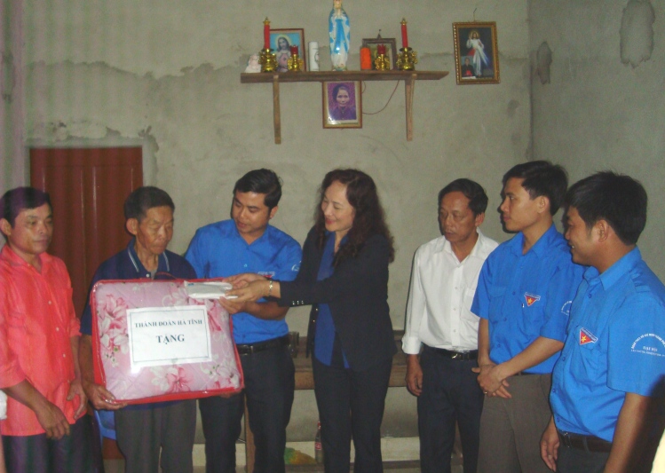 Thành Đoàn trao tặng “Chăn ấm mùa đông” cho hộ nghèo ở xã Thạch Hạ (TP Hà Tĩnh)